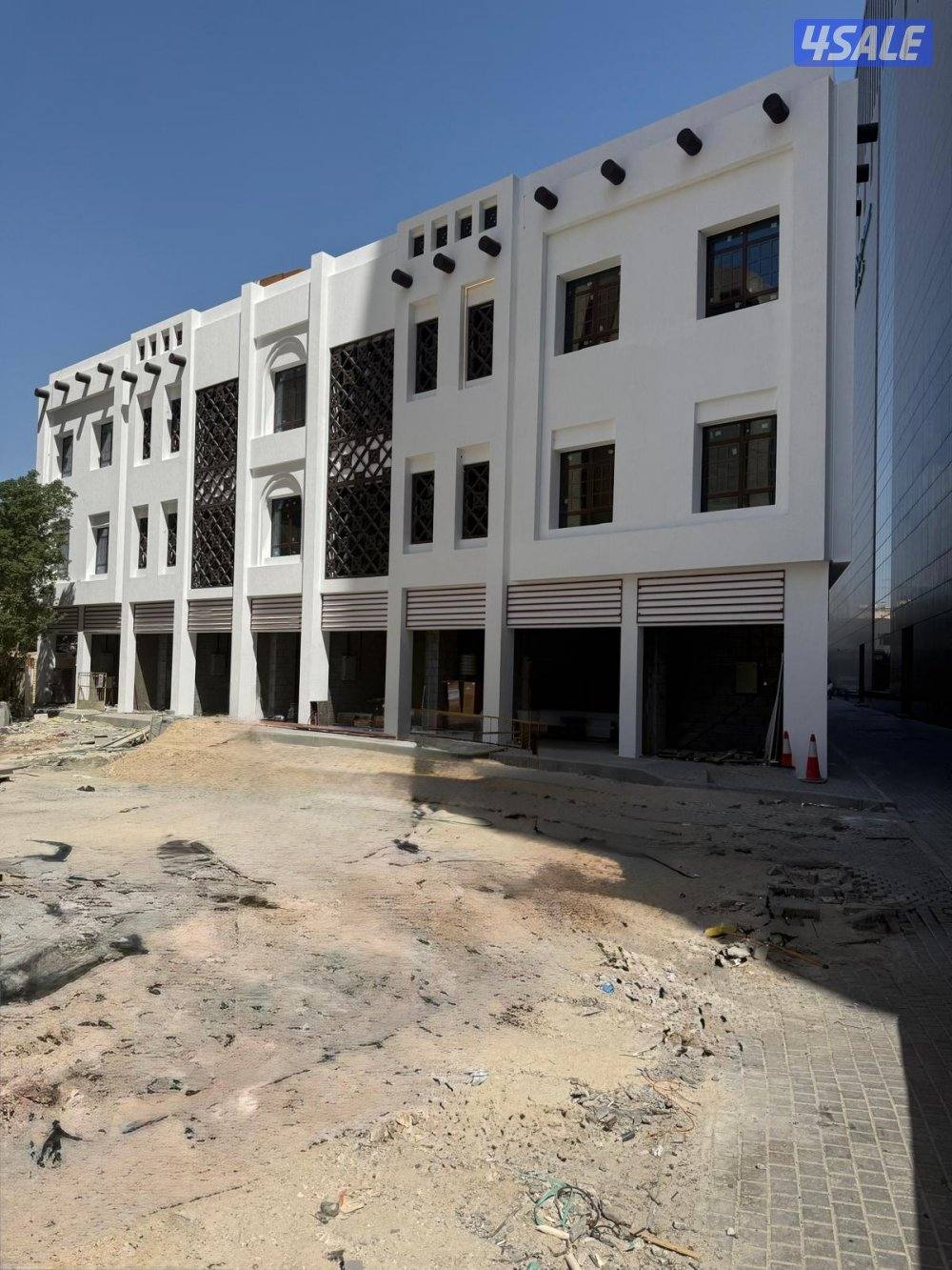 محل واجهة للايجار في مجمع جديد بالمباركية من المالك مباشرة بدون خلو0