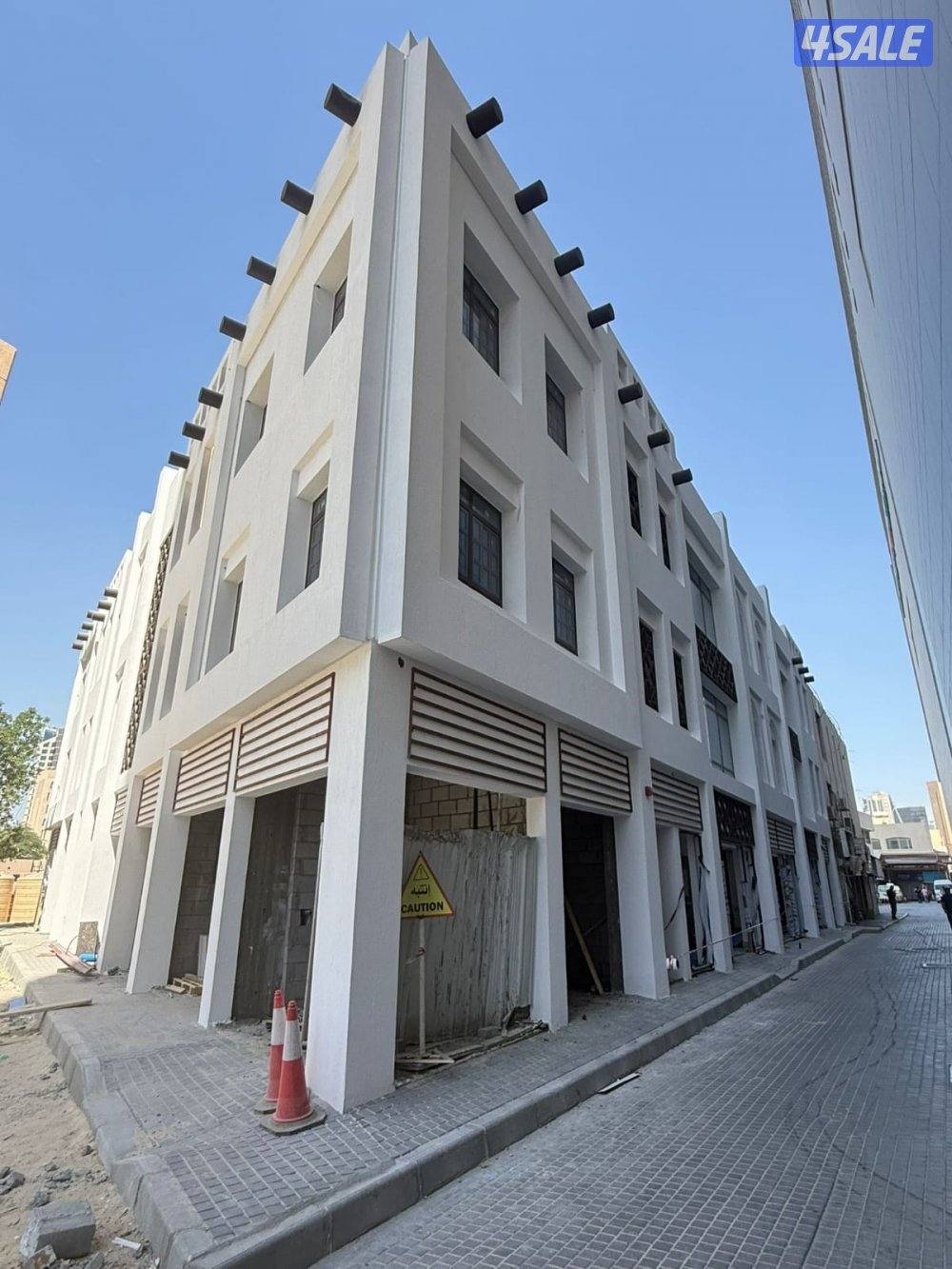 محل واجهة للايجار في مجمع جديد بالمباركية من المالك مباشرة بدون خلو1