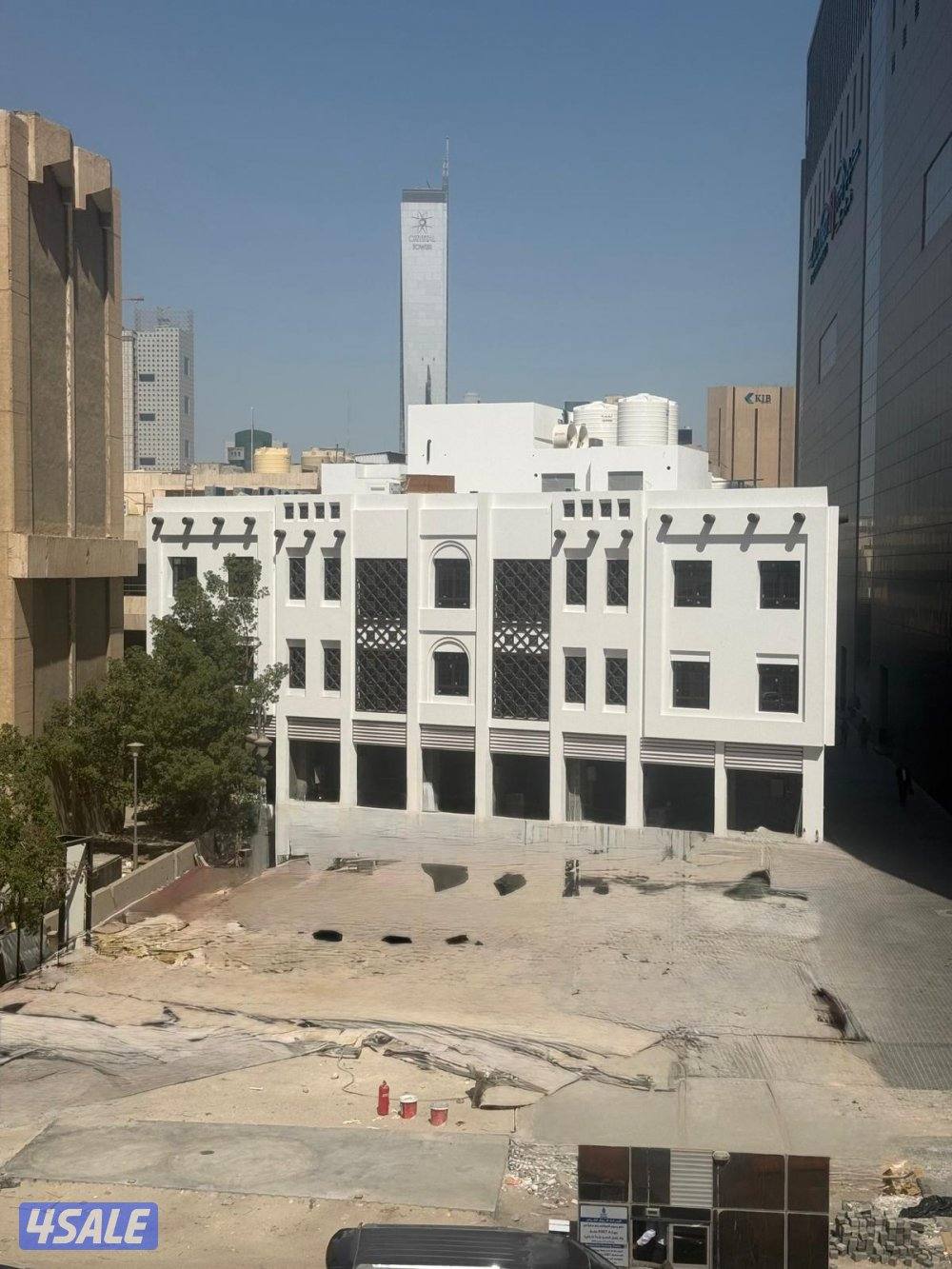 محل واجهة للايجار في مجمع جديد بالمباركية من المالك مباشرة بدون خلو2