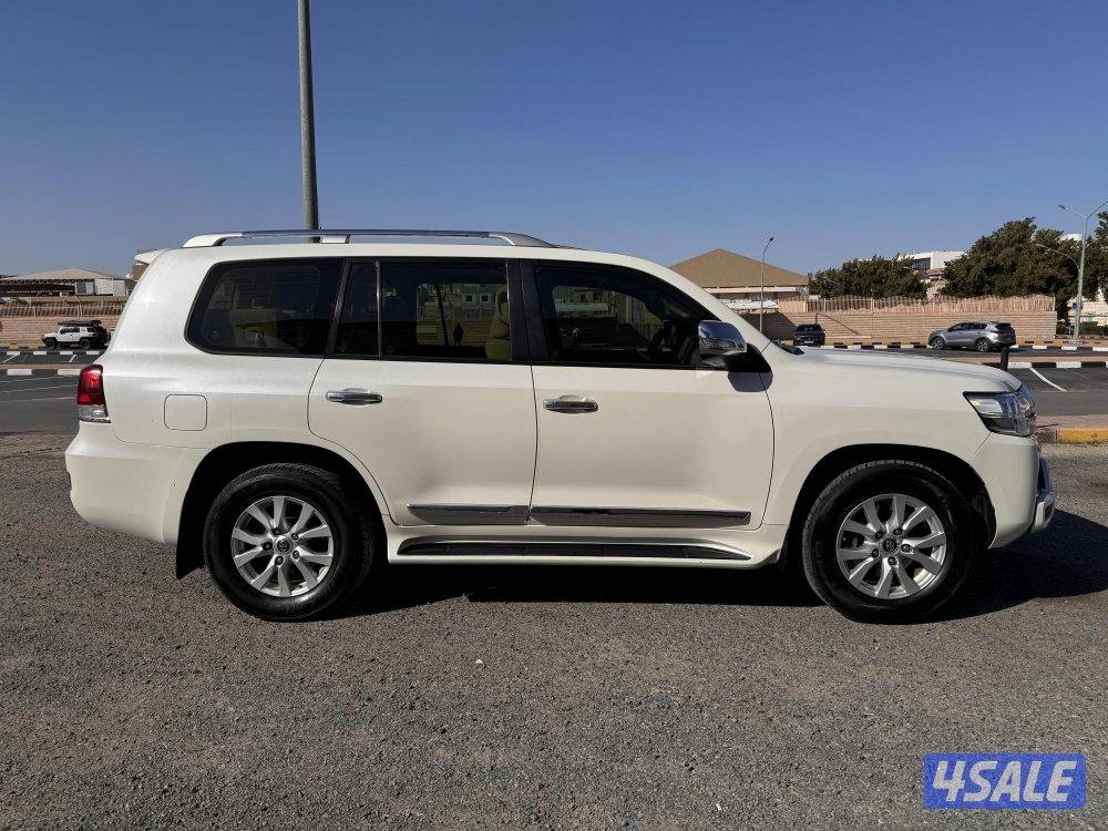 للبيع لاندكروزر gxr موديل ٢٠١٧2