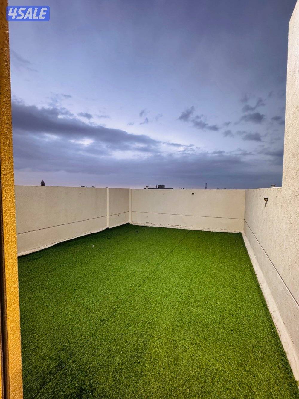 للإيجار شقة بالفحيحيل تشطيب جديد 3 غرف وغرفة خا-دمة وصالة ومطبخ و3 حما0