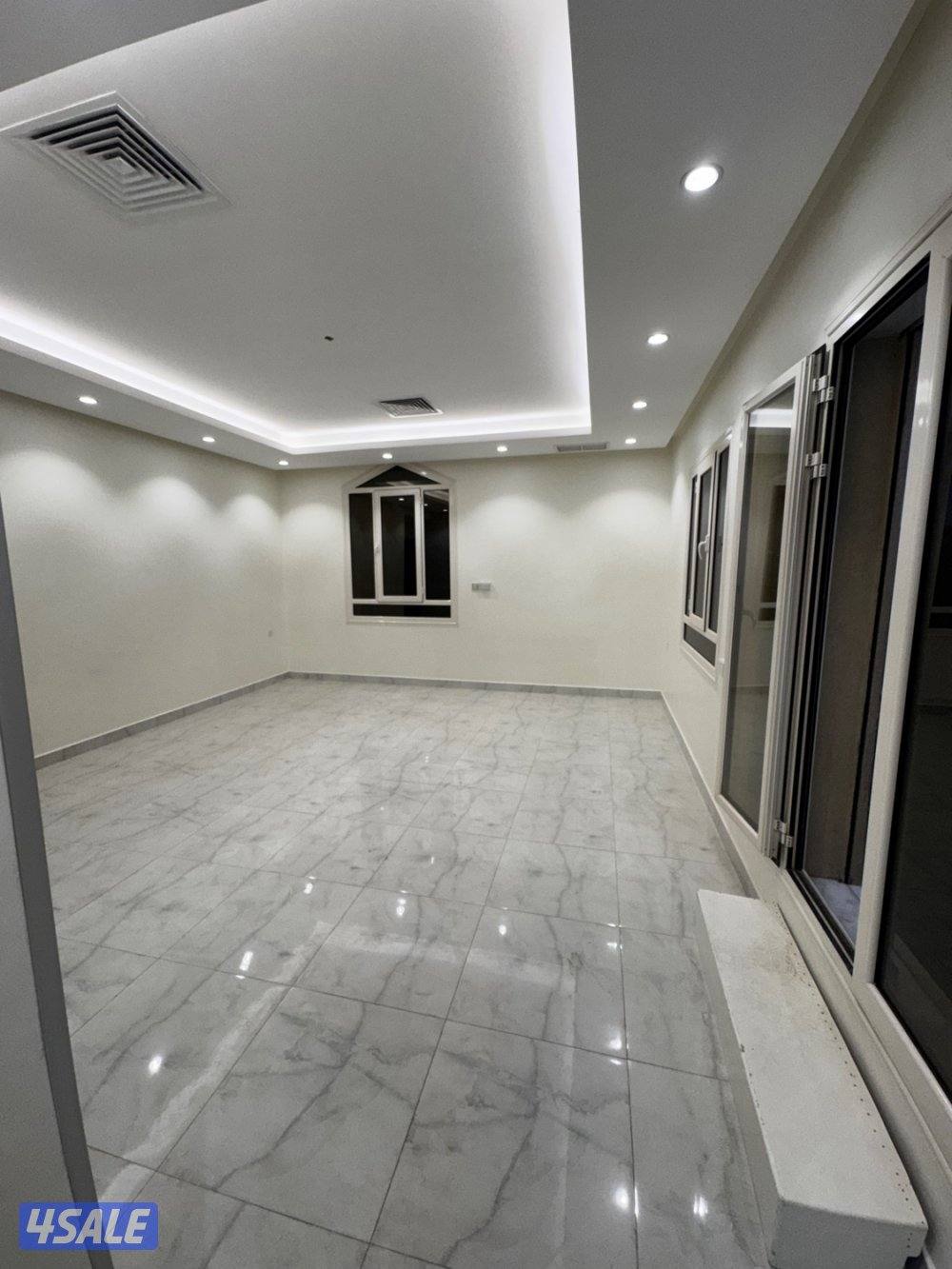 للإيجار شقة بالفحيحيل تشطيب جديد 3 غرف وغرفة خا-دمة وصالة ومطبخ و3 حما1