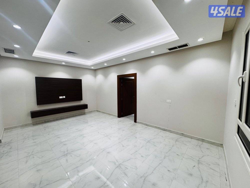 للإيجار شقة بالفحيحيل تشطيب جديد 3 غرف وغرفة خا-دمة وصالة ومطبخ و3 حما2