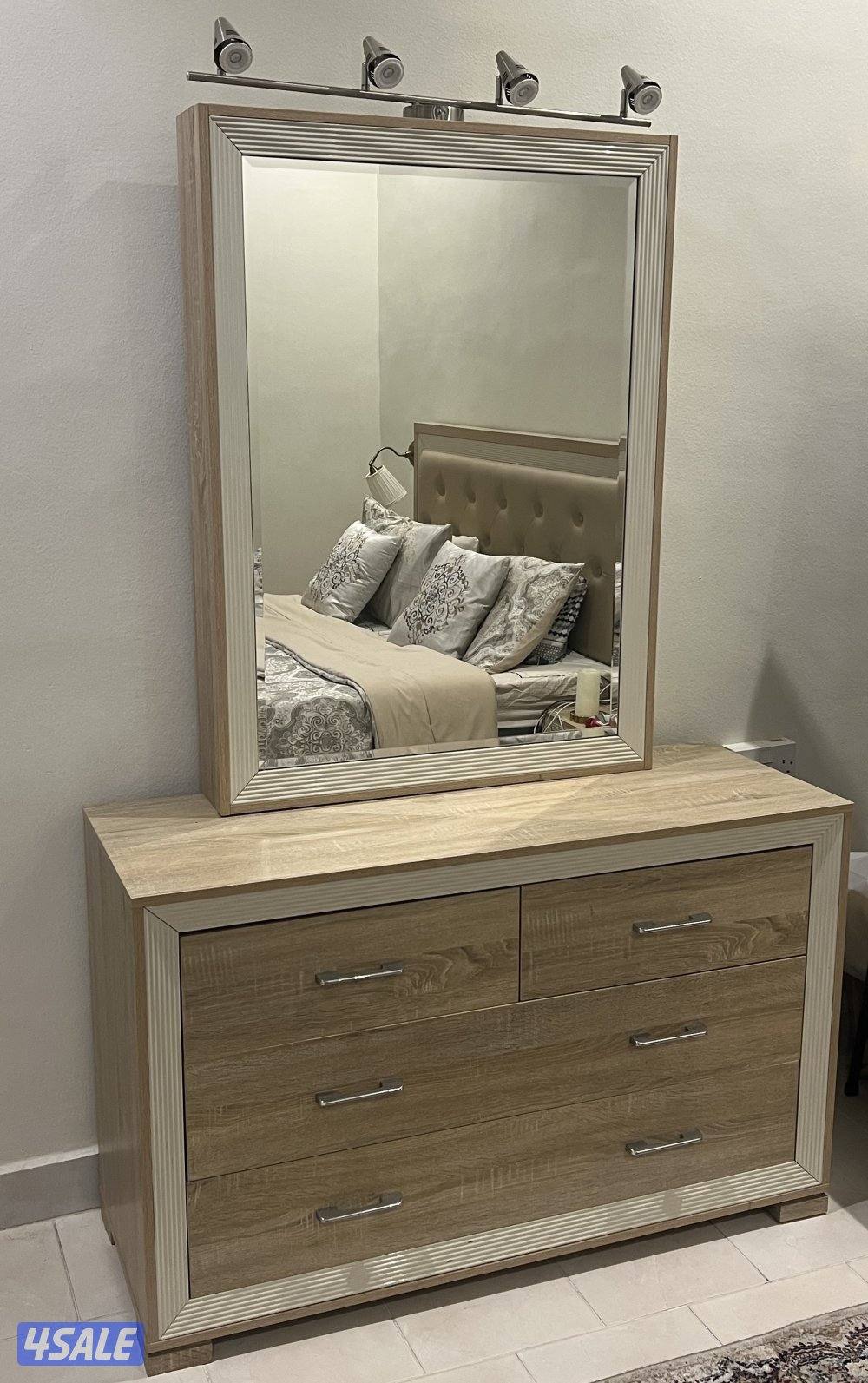 غرفة نوم Home center سرير 200X180 + ١ كومود + كبت + تسريحة رقم 67704974