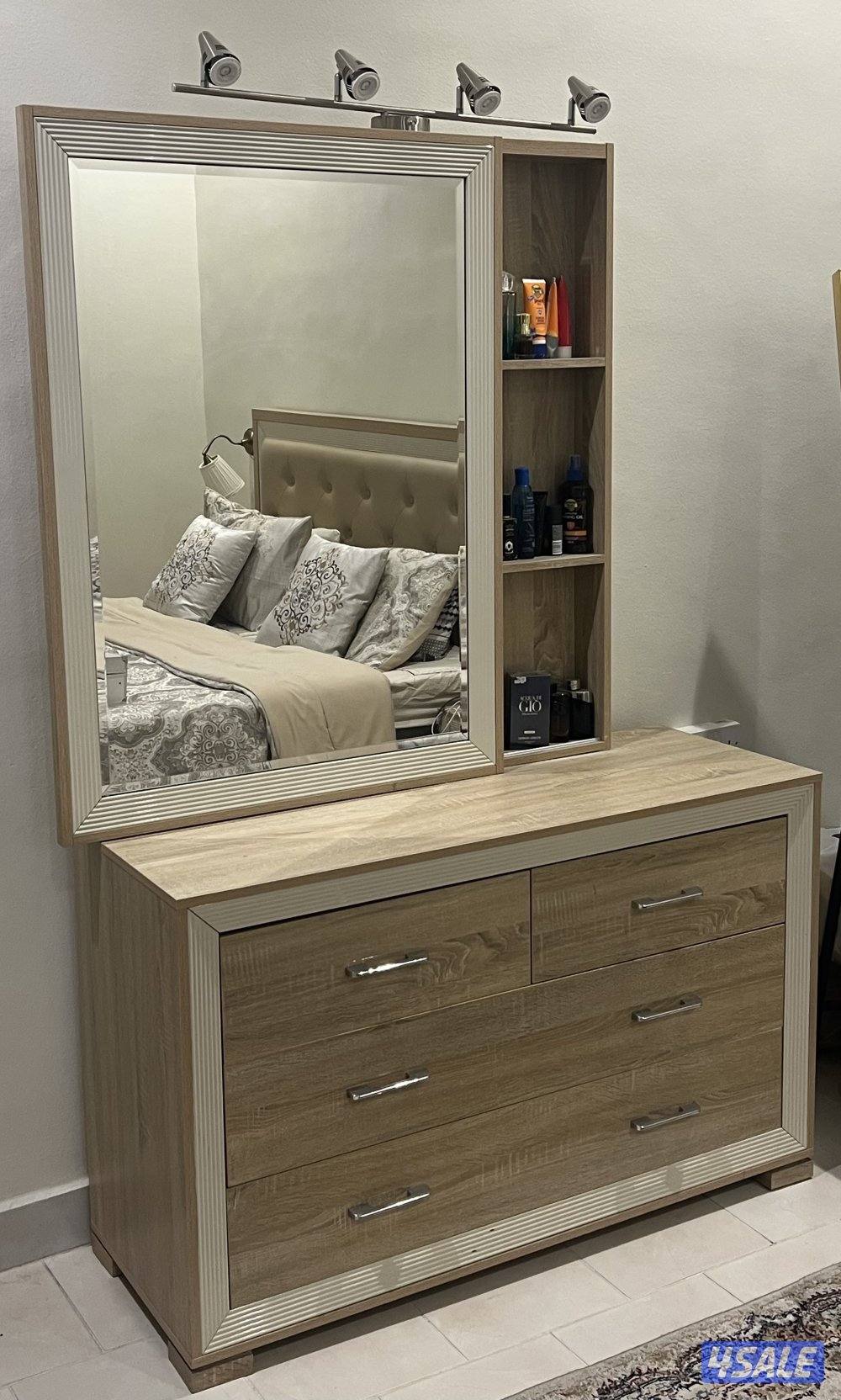 غرفة نوم Home center سرير 200X180 + ١ كومود + كبت + تسريحة رقم 67704975