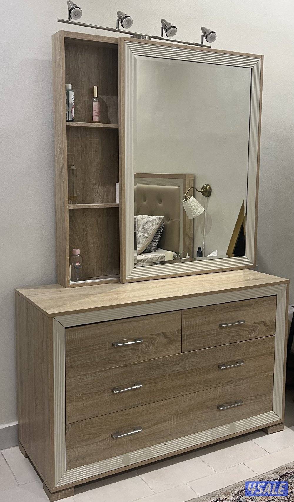 غرفة نوم Home center سرير 200X180 + ١ كومود + كبت + تسريحة رقم 67704976