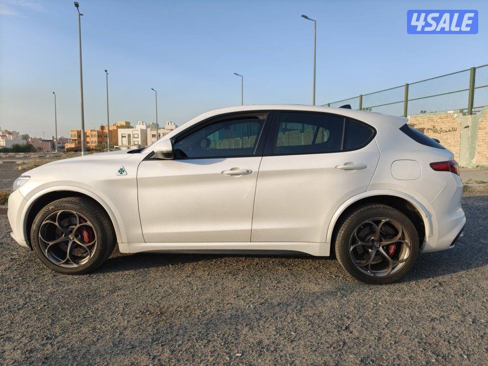 Alfa Romeo Stelvio Quadrifoglio0