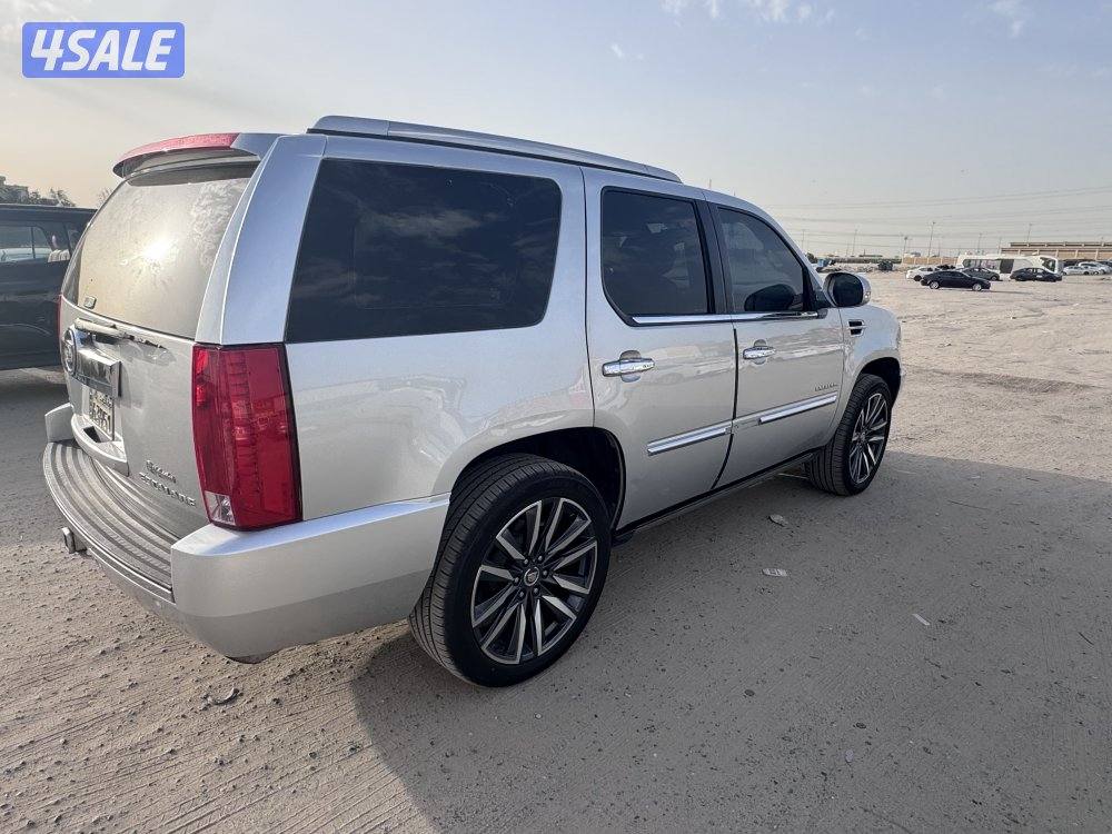 للبيع سيارتين اسكاليد مرسيدس2