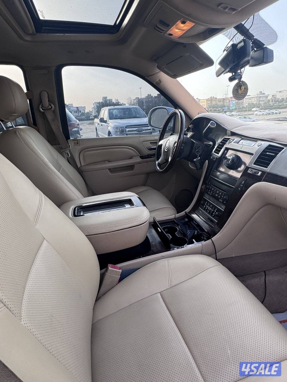 للبيع سيارتين اسكاليد مرسيدس7