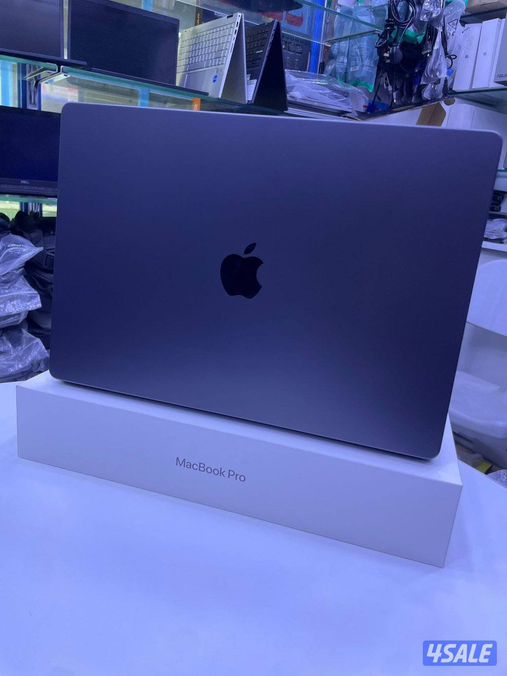 MacBook Pro 16-inch (M4 Max)4