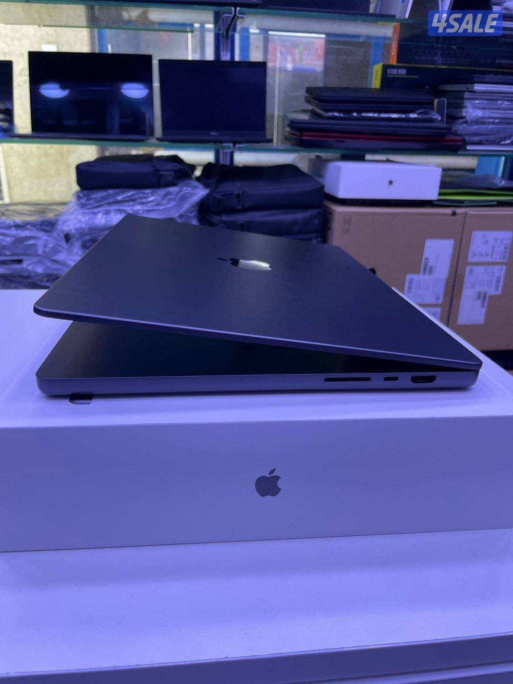MacBook Pro 16-inch (M4 Max)9