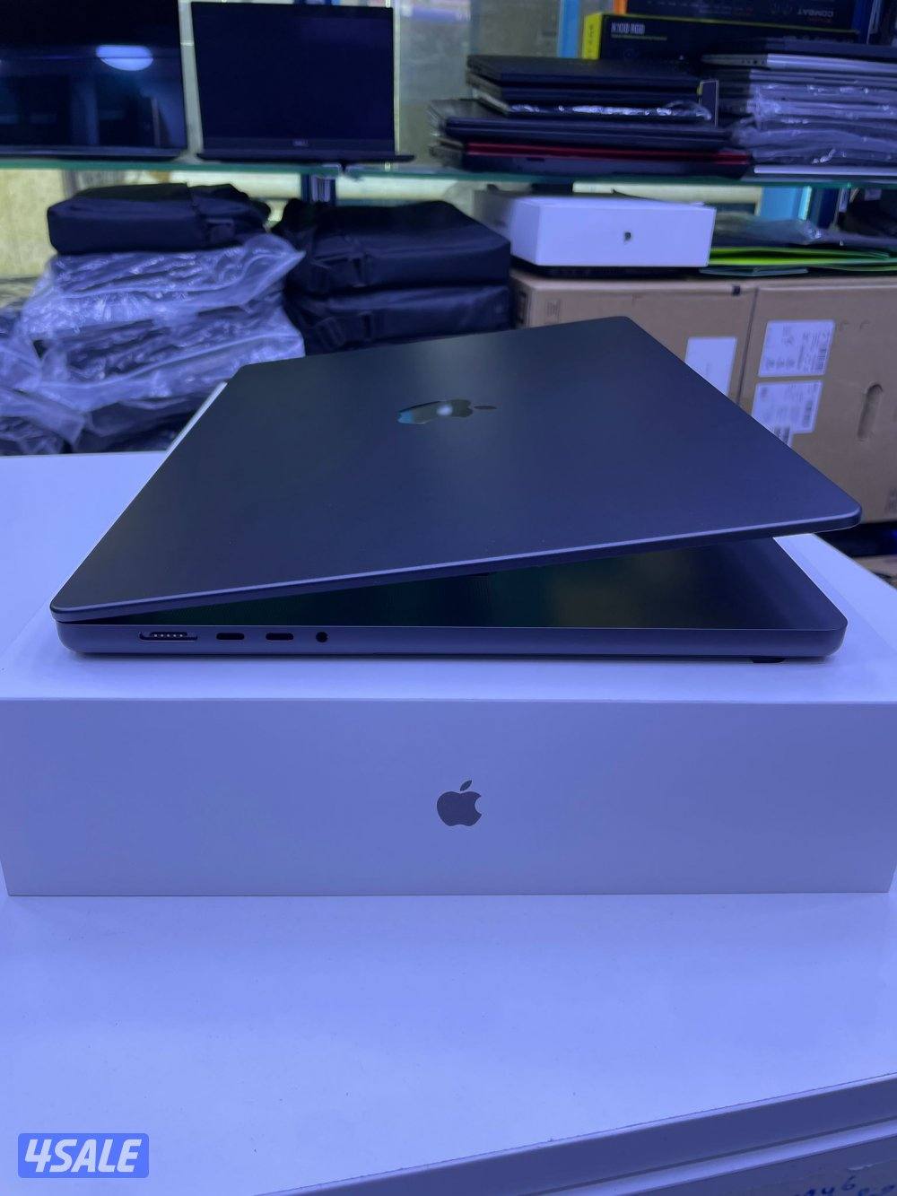 MacBook Pro 16-inch (M4 Max)10