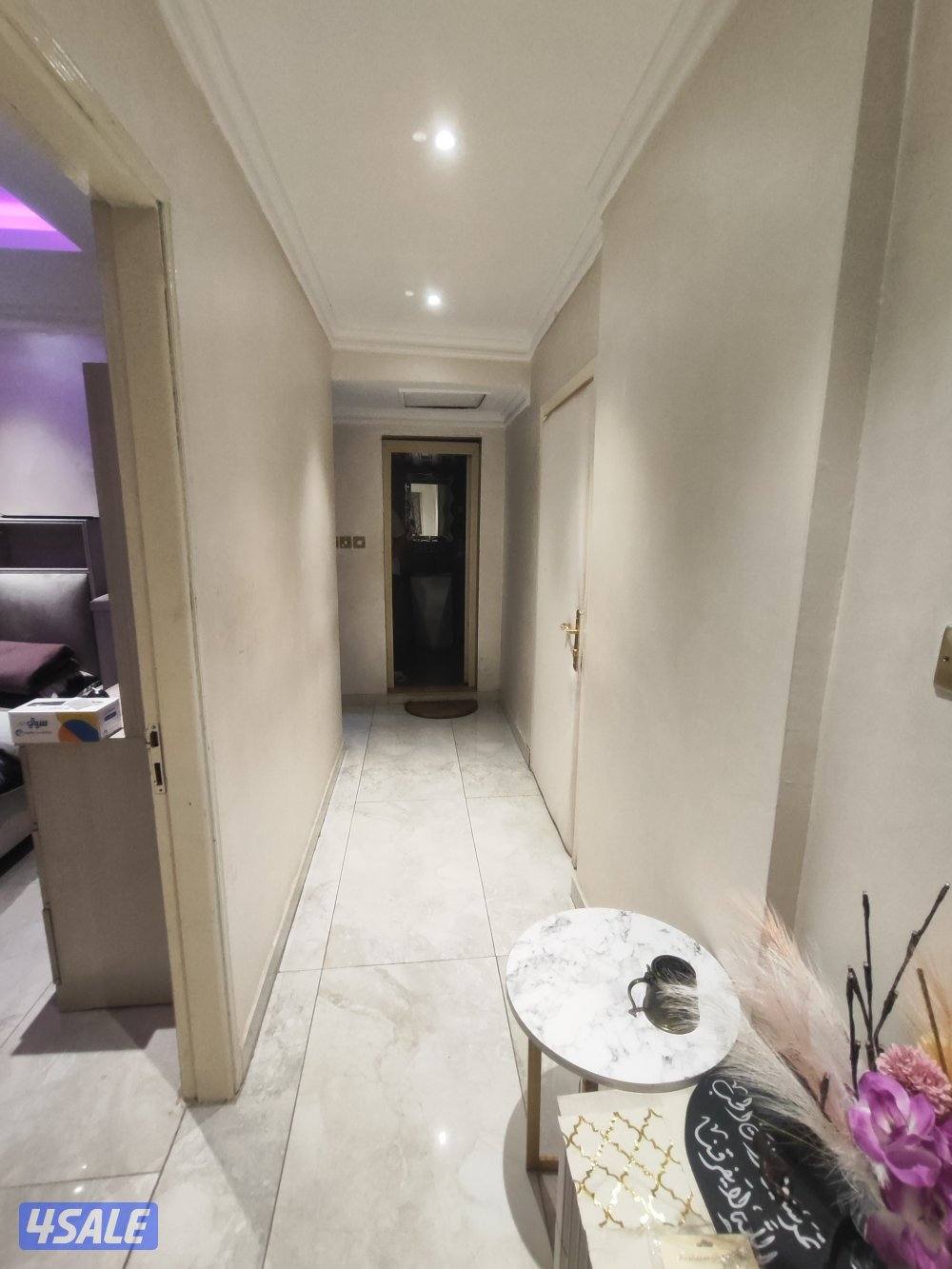 شقه خلو بحولي شارع تونس مساحة كبيرة 2 غرفة صاله كبيره حمام مطبخ نفس ال4