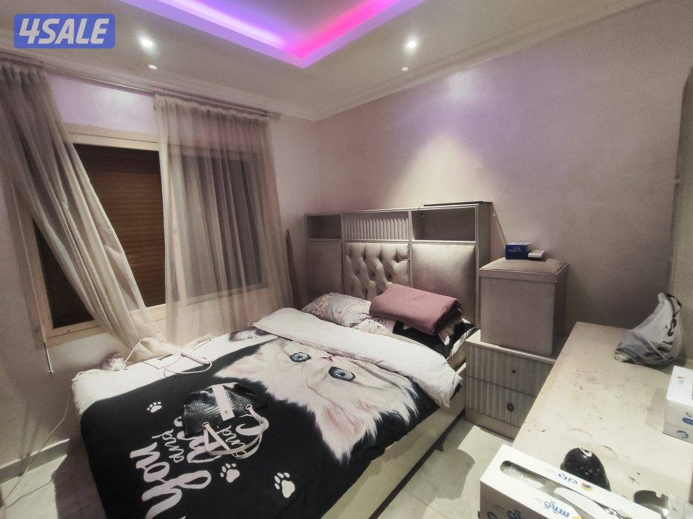 شقه خلو بحولي شارع تونس مساحة كبيرة 2 غرفة صاله كبيره حمام مطبخ نفس ال6