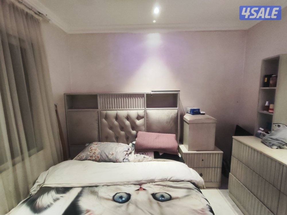 شقه خلو بحولي شارع تونس مساحة كبيرة 2 غرفة صاله كبيره حمام مطبخ نفس ال5