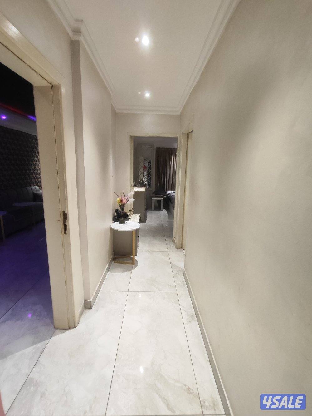 شقه خلو بحولي شارع تونس مساحة كبيرة 2 غرفة صاله كبيره حمام مطبخ نفس ال7