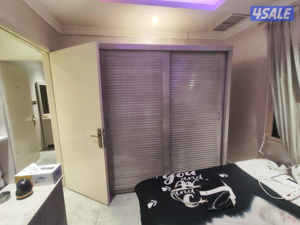 شقه خلو بحولي شارع تونس مساحة كبيرة 2 غرفة صاله كبيره حمام مطبخ نفس ال8