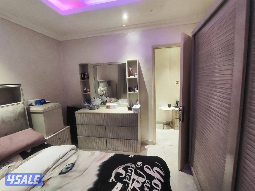 شقه خلو بحولي شارع تونس مساحة كبيرة 2 غرفة صاله كبيره حمام مطبخ نفس ال9