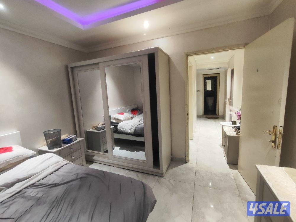 شقه خلو بحولي شارع تونس مساحة كبيرة 2 غرفة صاله كبيره حمام مطبخ نفس ال11