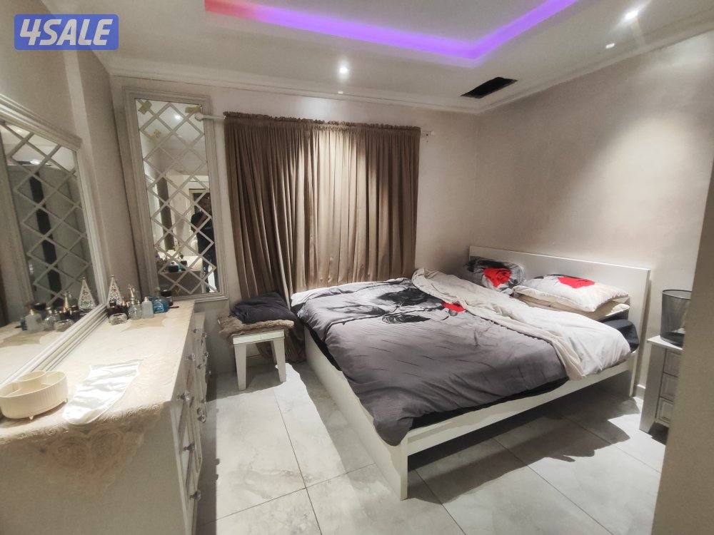 شقه خلو بحولي شارع تونس مساحة كبيرة 2 غرفة صاله كبيره حمام مطبخ نفس ال10