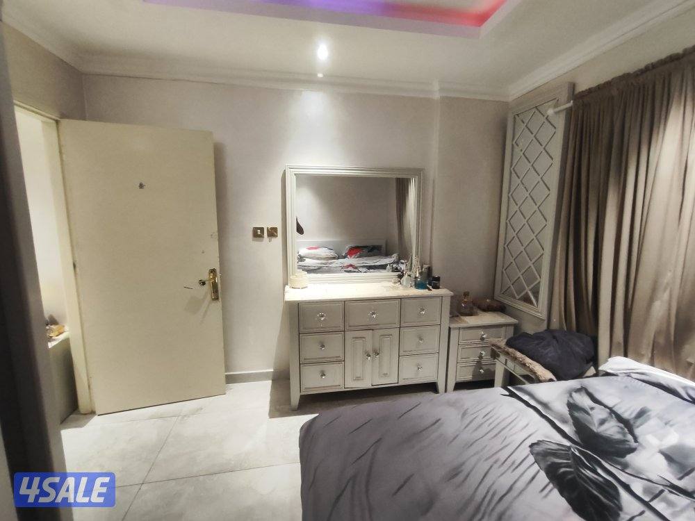 شقه خلو بحولي شارع تونس مساحة كبيرة 2 غرفة صاله كبيره حمام مطبخ نفس ال12