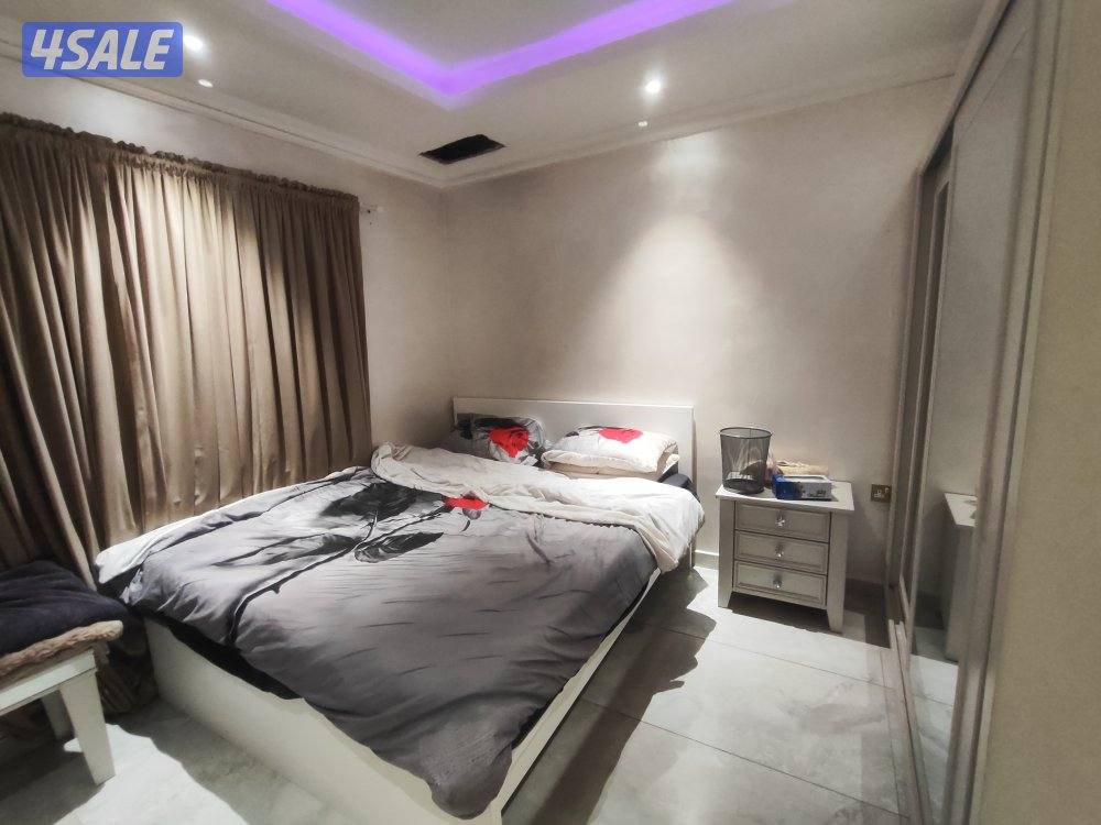 شقه خلو بحولي شارع تونس مساحة كبيرة 2 غرفة صاله كبيره حمام مطبخ نفس ال13