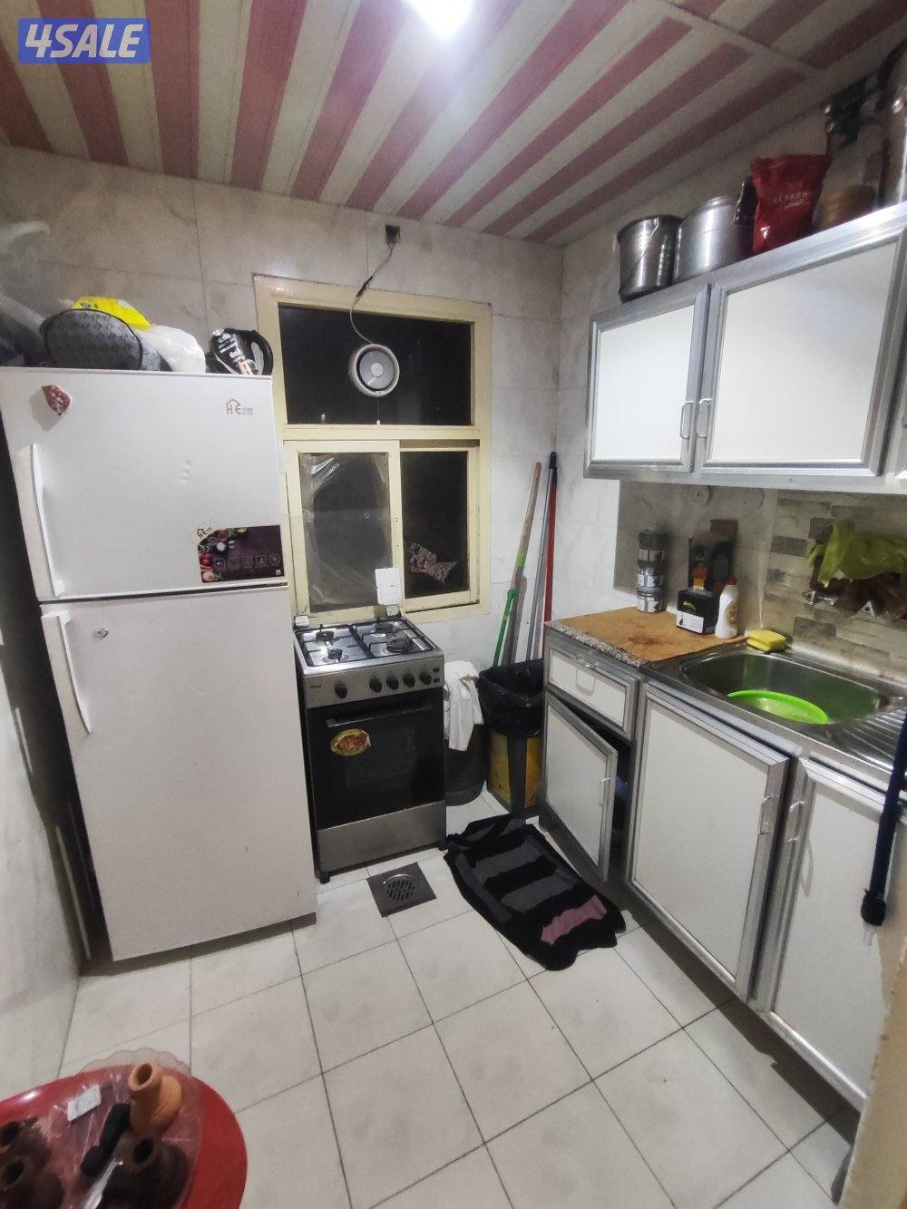 شقه خلو بحولي شارع تونس مساحة كبيرة 2 غرفة صاله كبيره حمام مطبخ نفس ال14