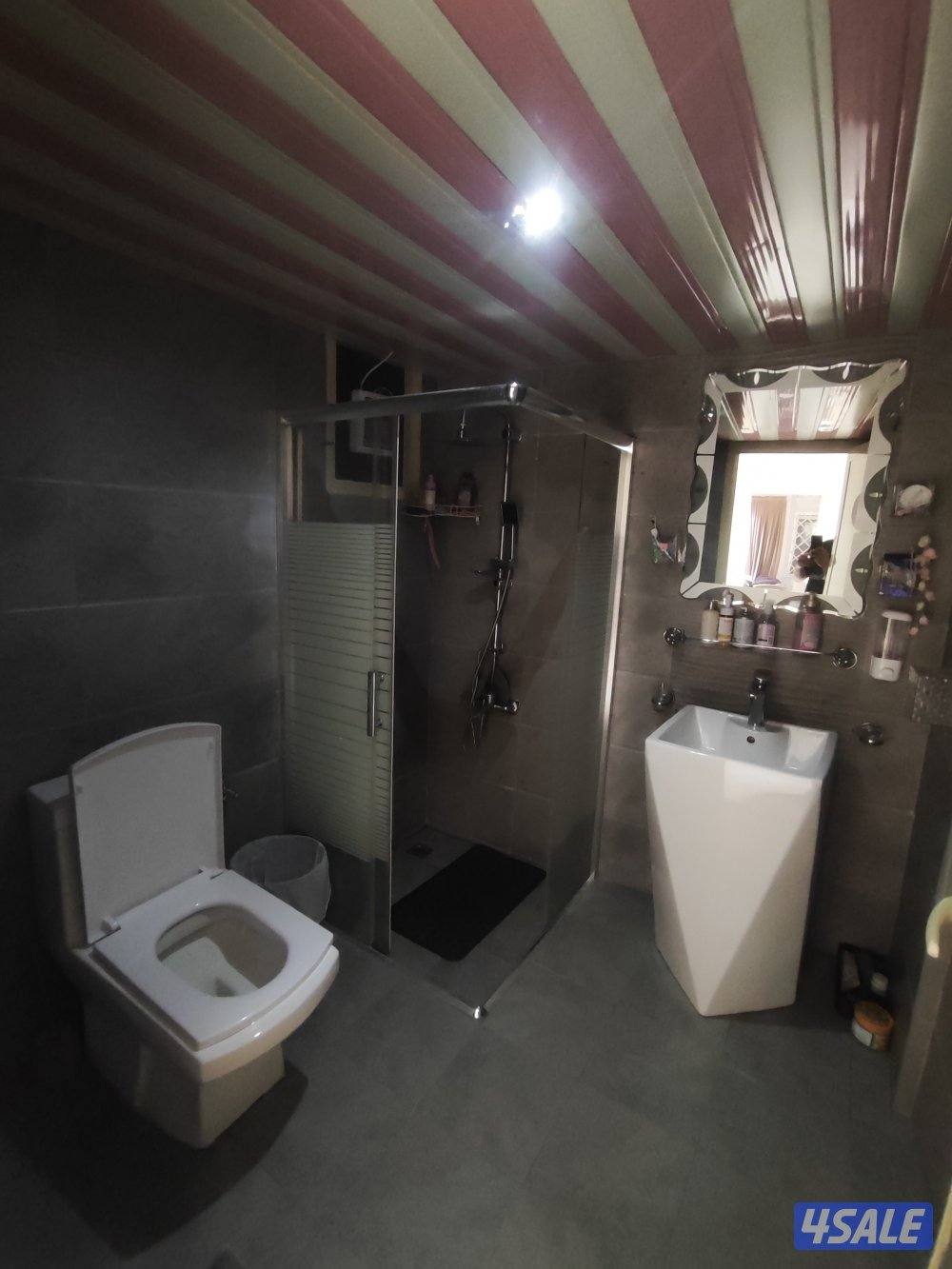 شقه خلو بحولي شارع تونس مساحة كبيرة 2 غرفة صاله كبيره حمام مطبخ نفس ال15