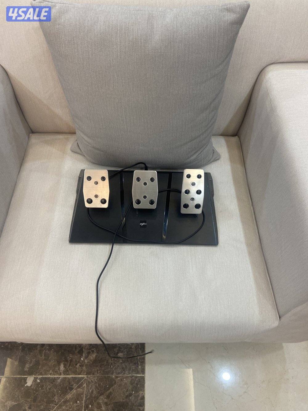 دركسون معه كامل اغراضه2