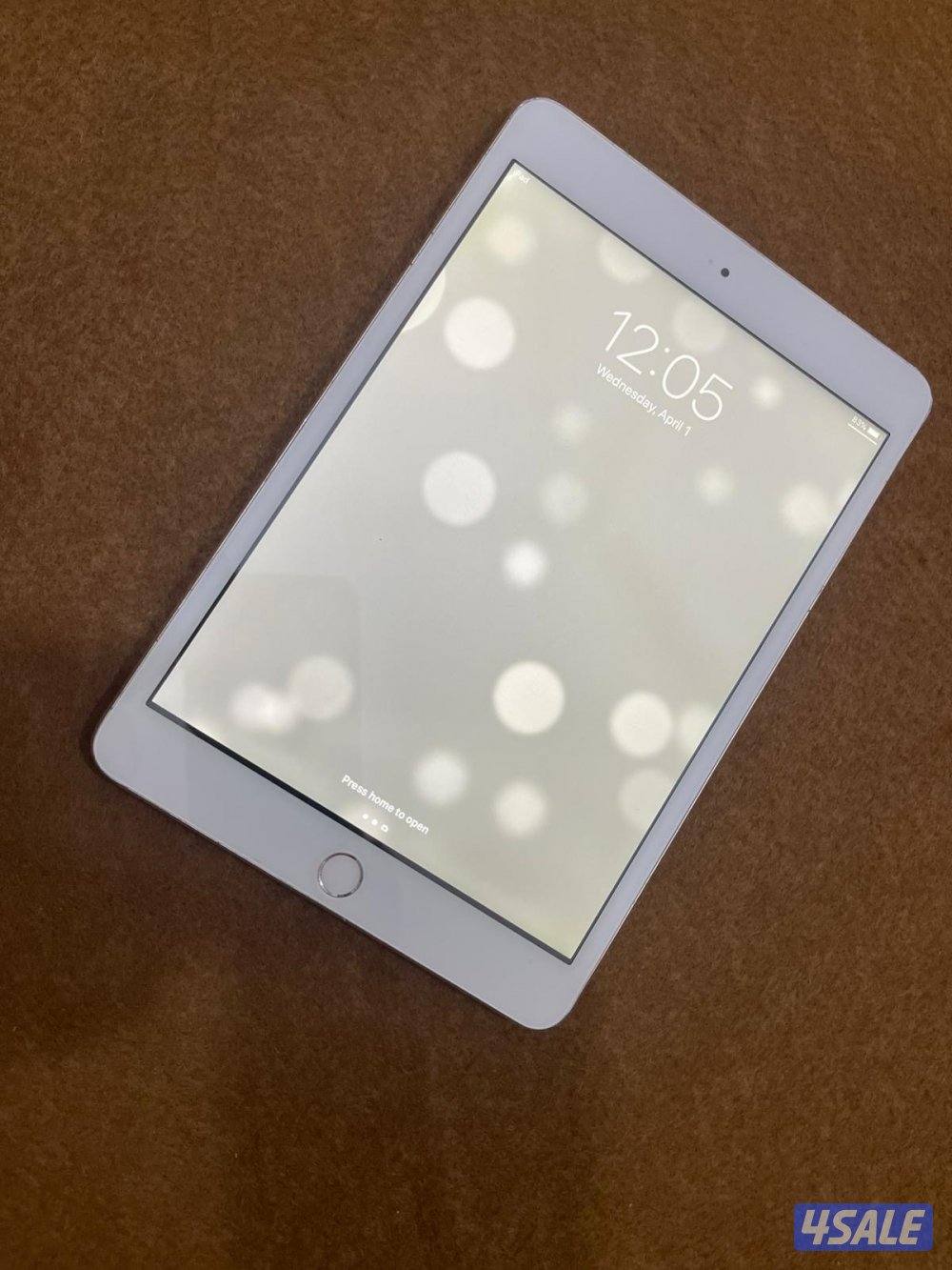 ايباد ميني 3 ثري 16 قيقا شاشة 7.8 شغال تمام مع كفر وشحن1