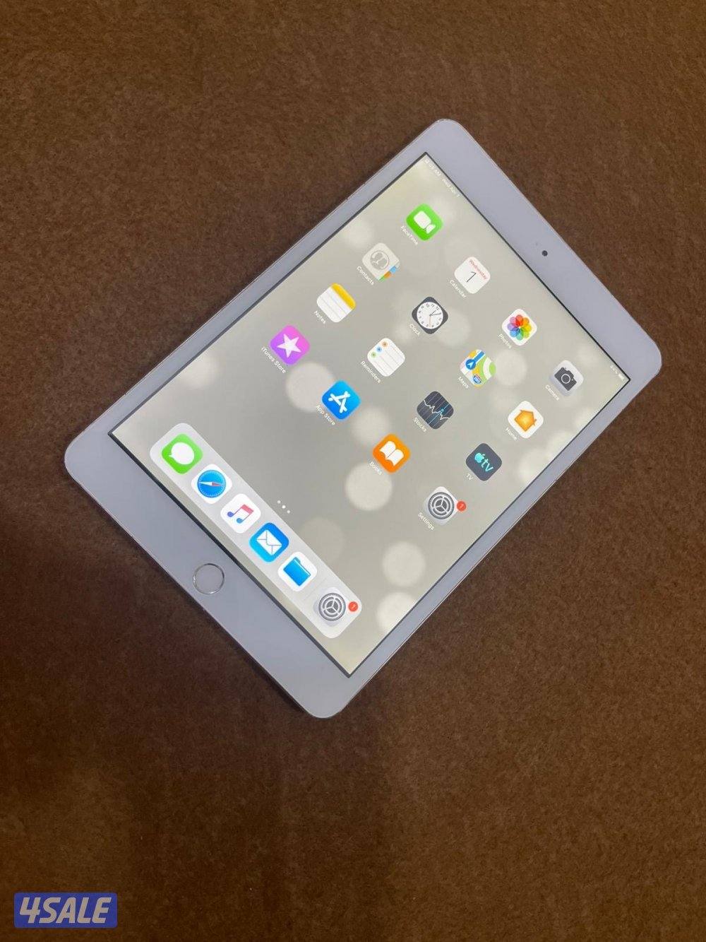 ايباد ابل ميني 3 ثري 16 قيقا شاشة 7.8 بوصة شغال تمام ما فيه شي مع كفر1