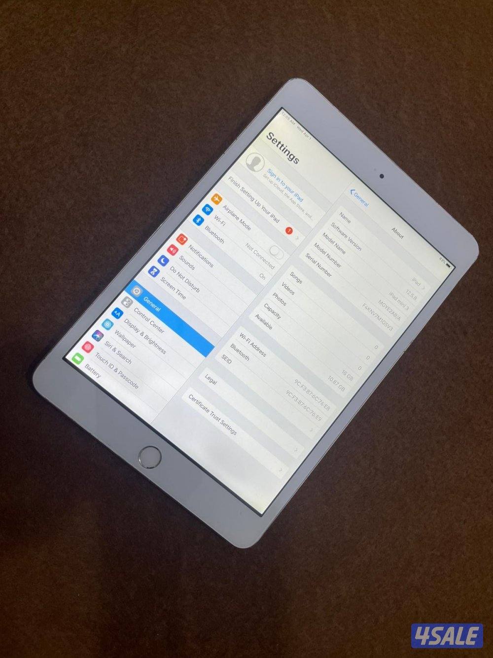 ايباد ابل ميني 3 ثري 16 قيقا شاشة 7.8 بوصة شغال تمام ما فيه شي مع كفر2