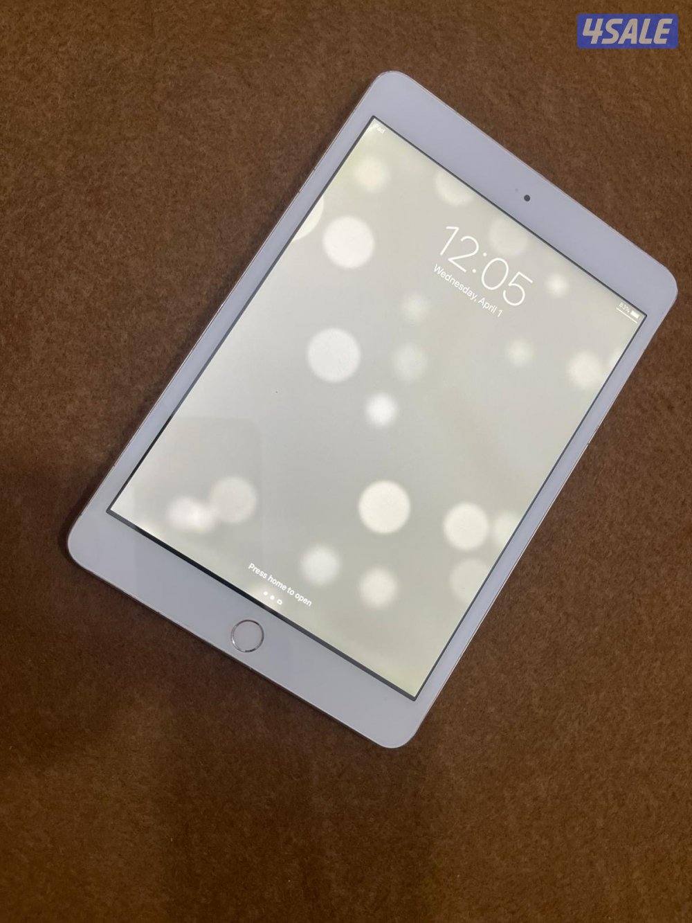 ايباد ابل ميني 3 ثري 16 قيقا شاشة 7.8 بوصة شغال تمام ما فيه شي مع كفر3