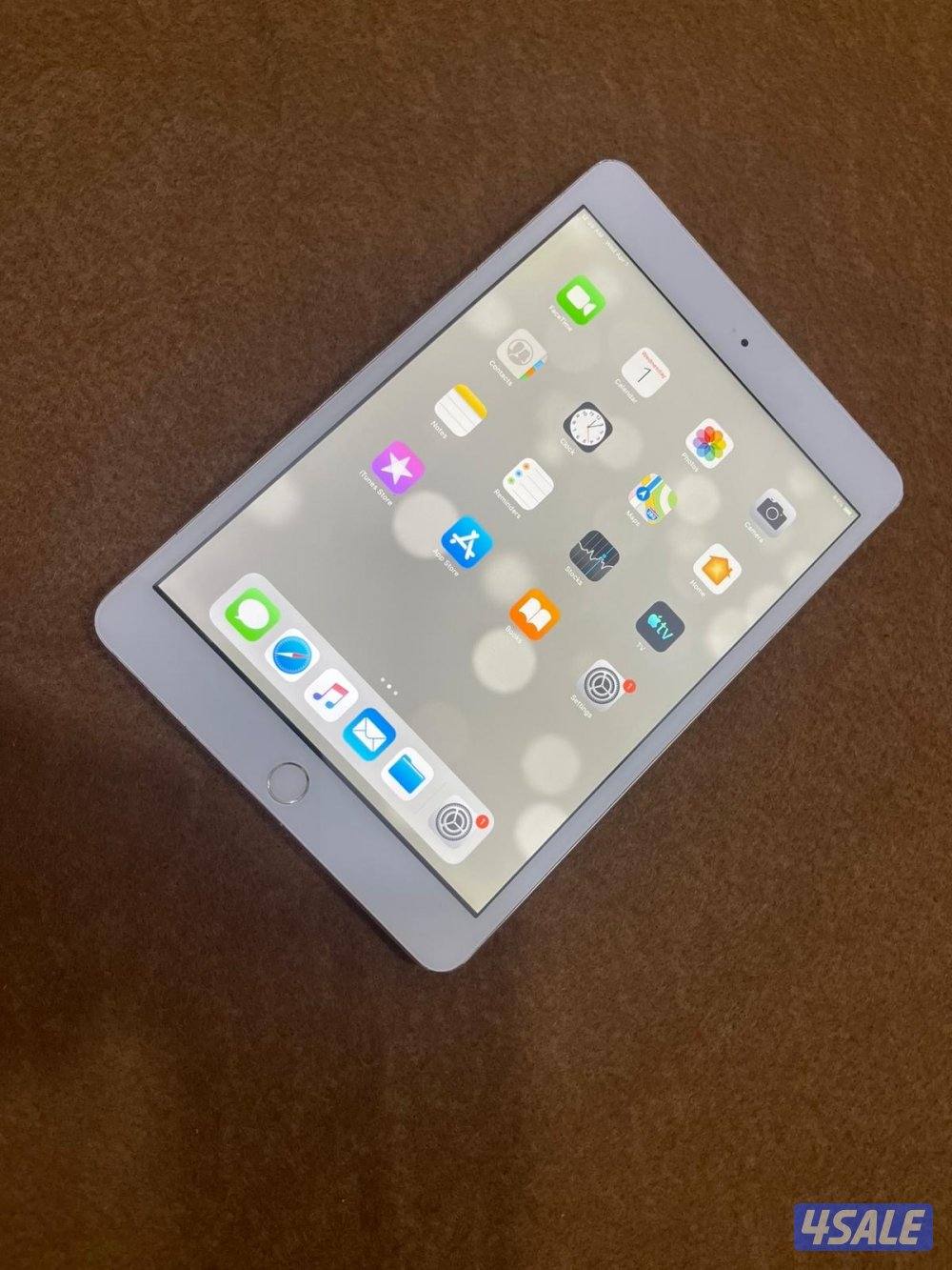 ايباد ابل ميني 3 ثري 16 قيقا شاشة 7.8 بوصة شغال تمام ما فيه شي مع كفر4