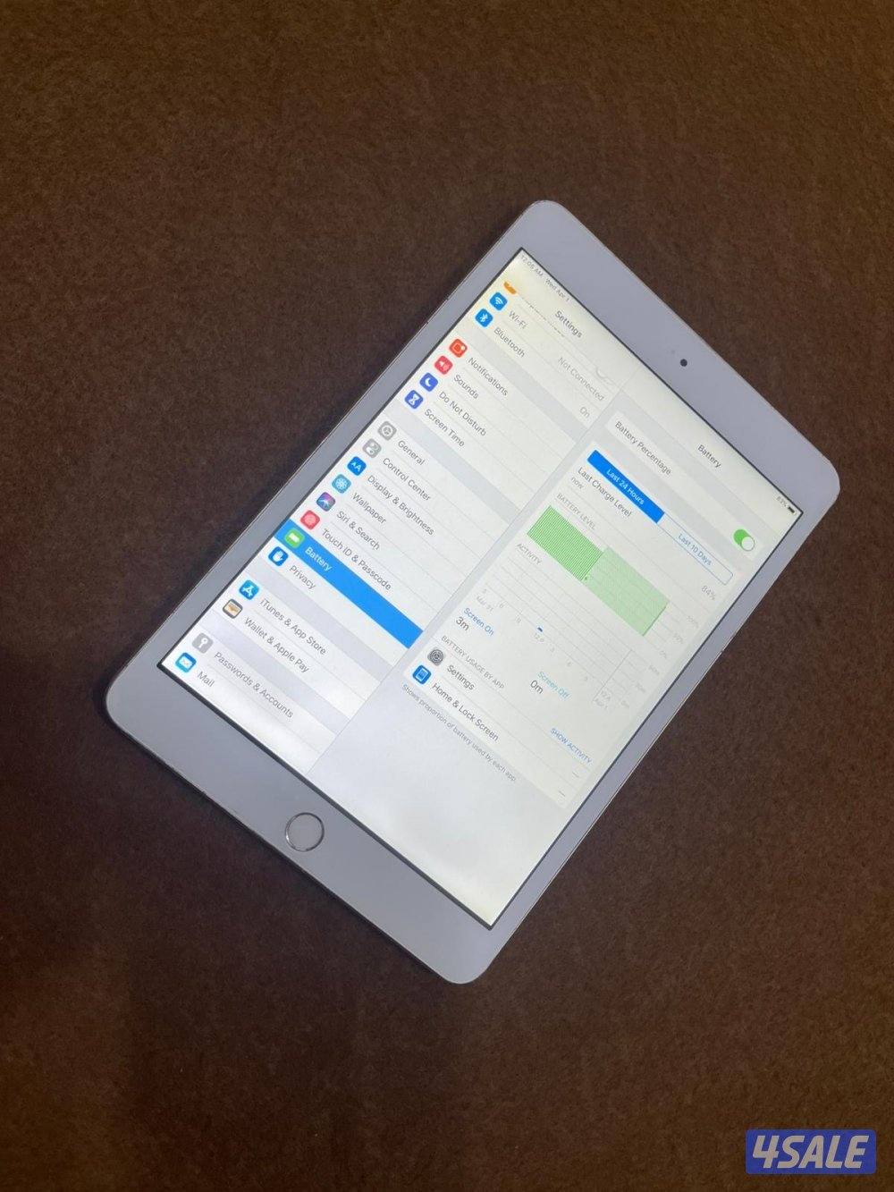 ايباد ابل ميني 3 ثري 16 قيقا شاشة 7.8 بوصة شغال تمام ما فيه شي مع كفر5