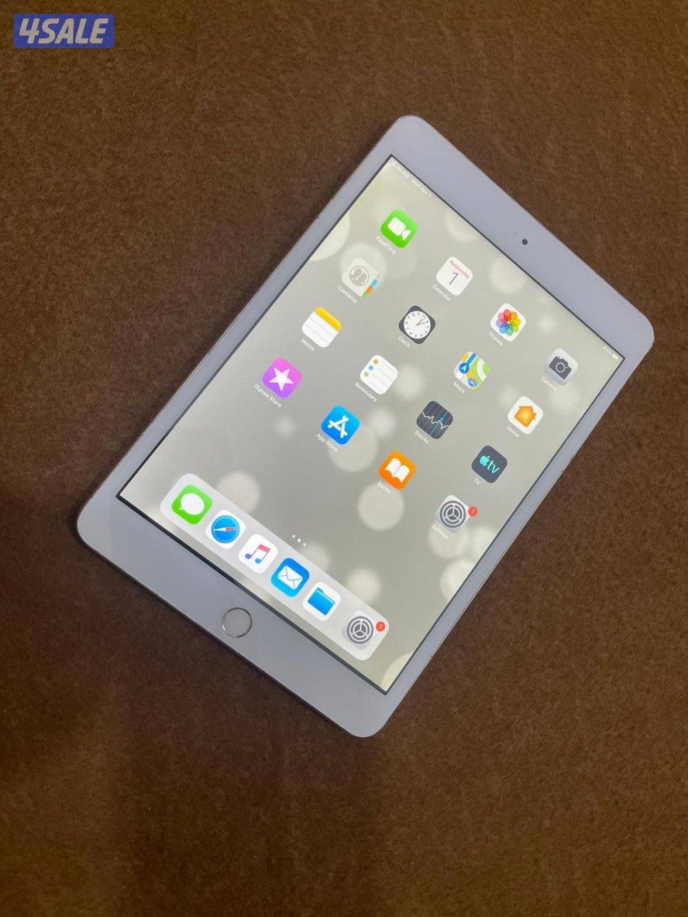 ايباد ابل ميني 3 ثري 16 قيقا شاشة 7.8 بوصة شغال تمام ما فيه شي مع كفر6