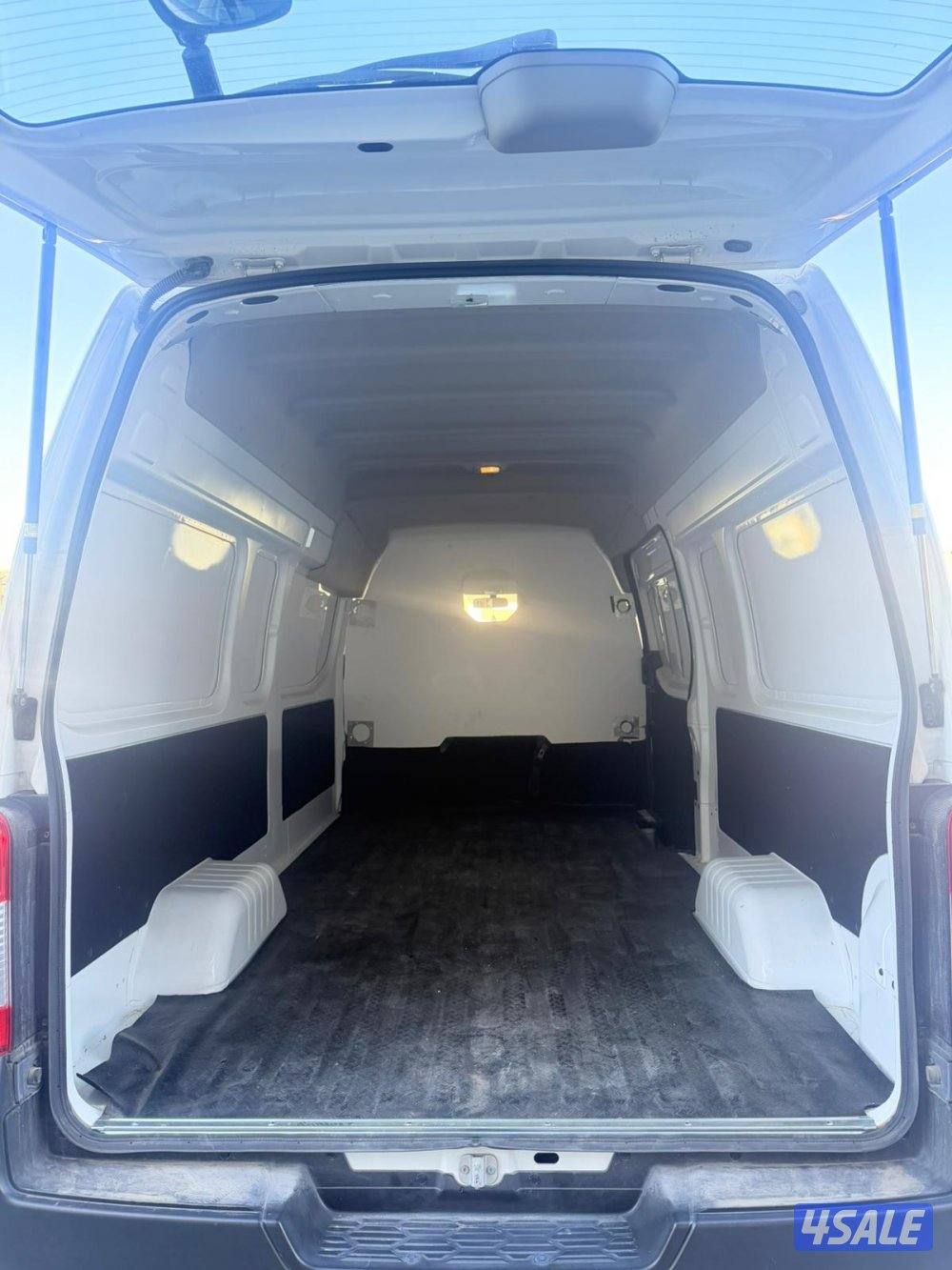 للبيع نيسان اورفان مقفل موديل 20235