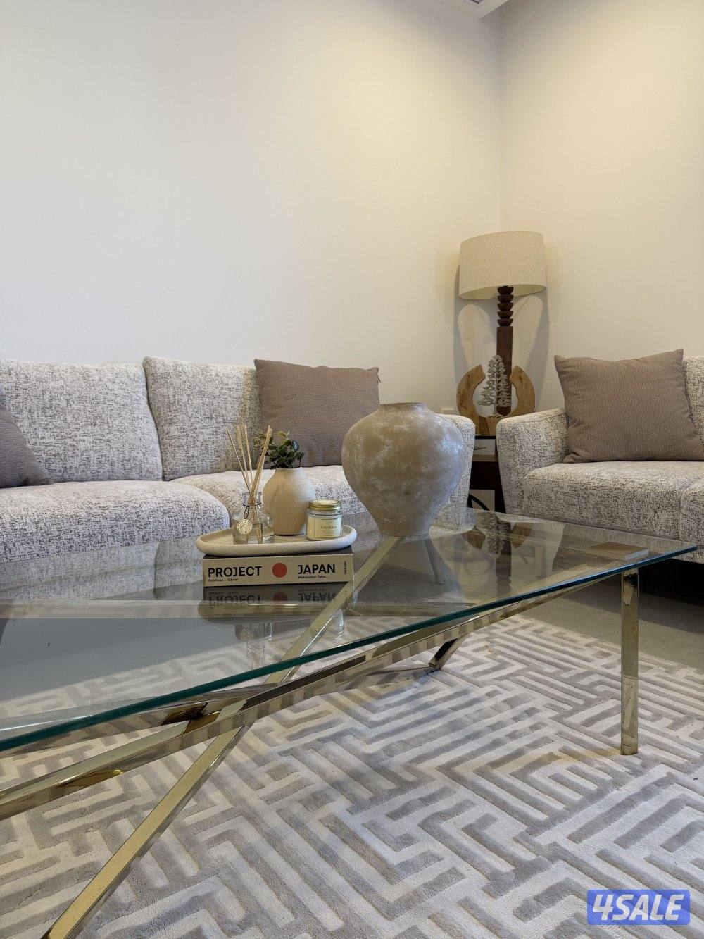 طاوله من ميداس نظيفه. سعر الشراء ٢٨٠ دينار سعر البيع ١٥٠1