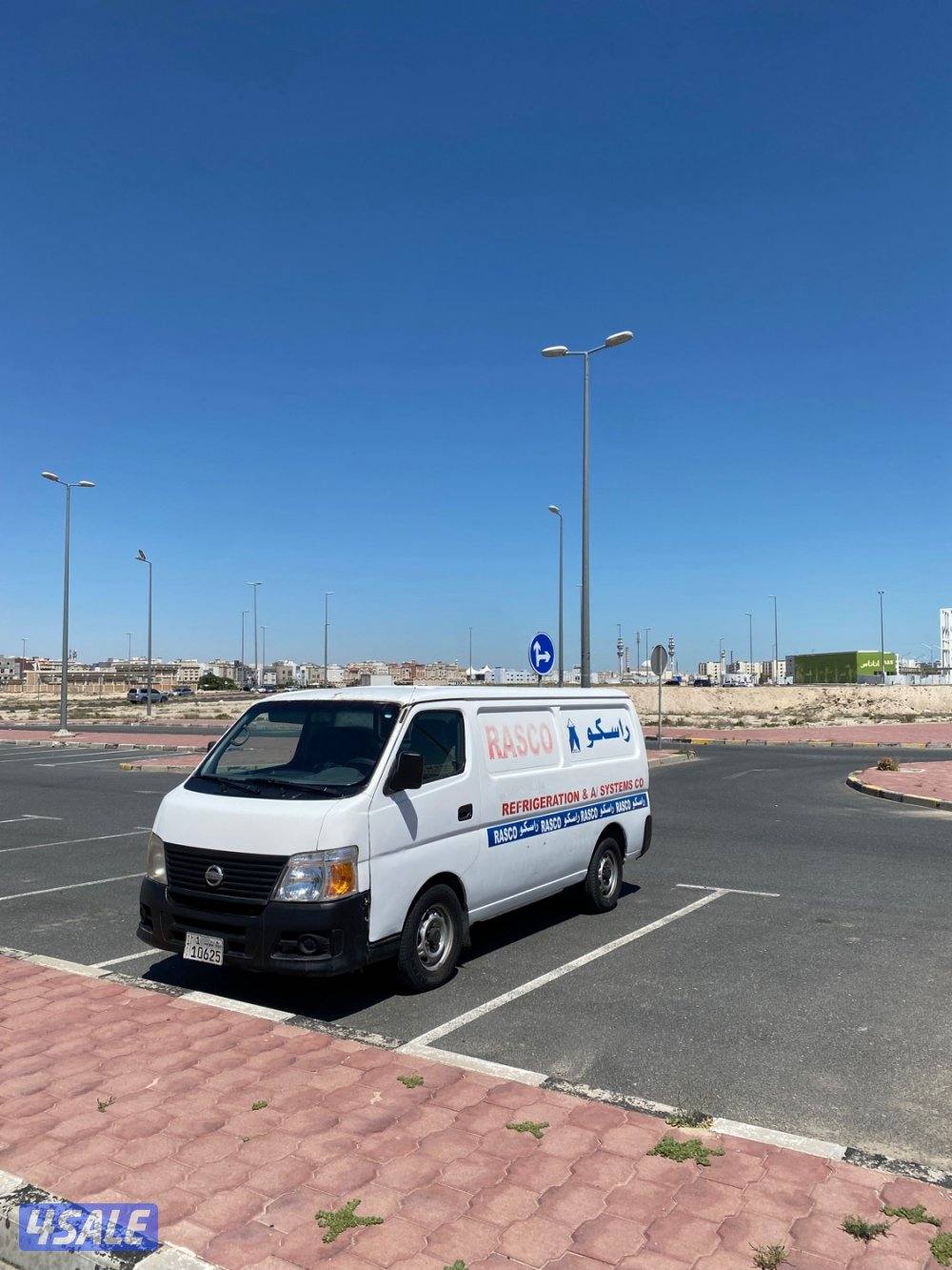 بوكس مقفل نيسان باص1