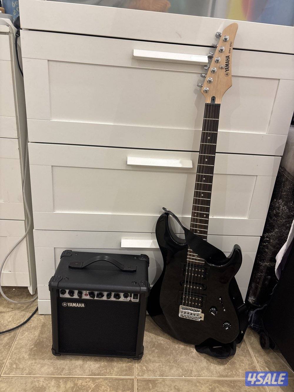 للبيع جيتار كهربائيyamaha0