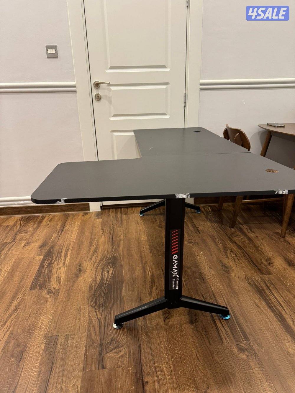 طاولة قيمنق نظيفة و كبيرة0