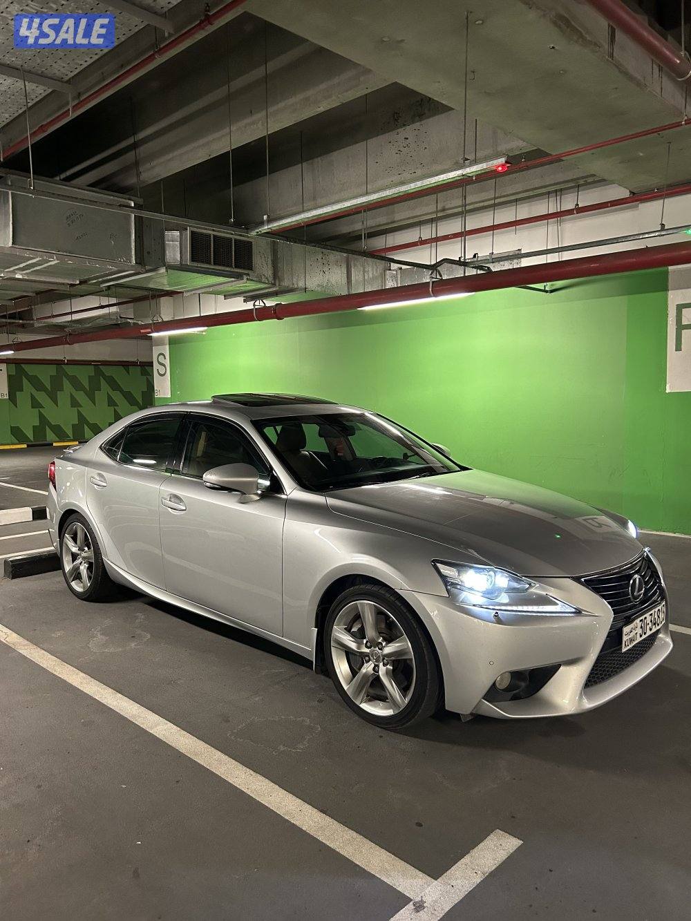Lexus is 350-نظيفة جداً-كامل المواصفات-اعلى فئة-0