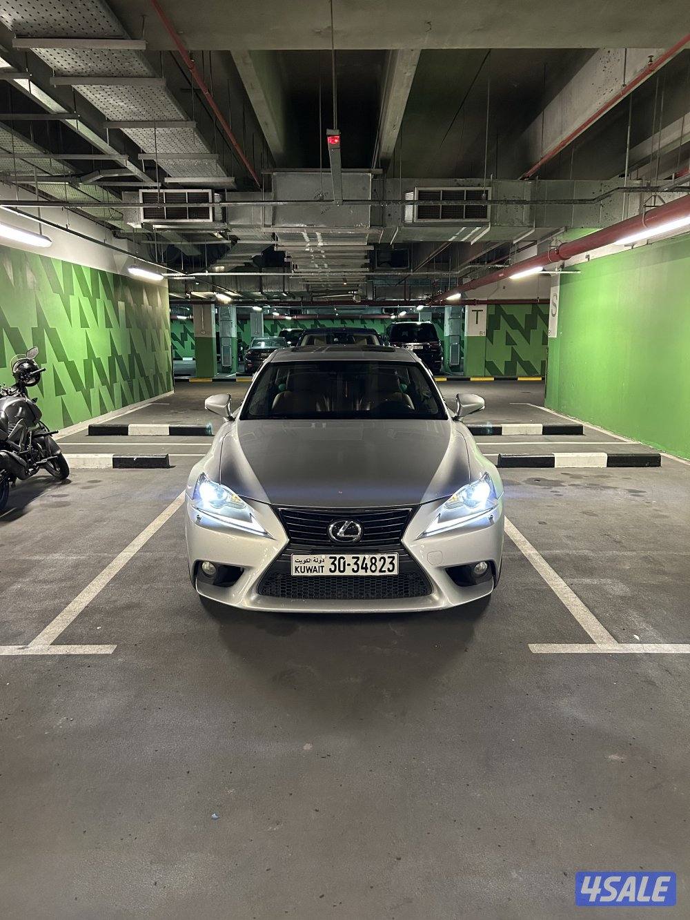 Lexus is 350-نظيفة جداً-كامل المواصفات-اعلى فئة-1