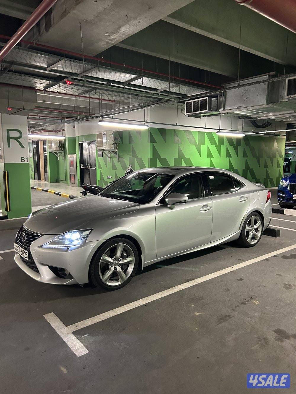 Lexus is 350-نظيفة جداً-كامل المواصفات-اعلى فئة-3
