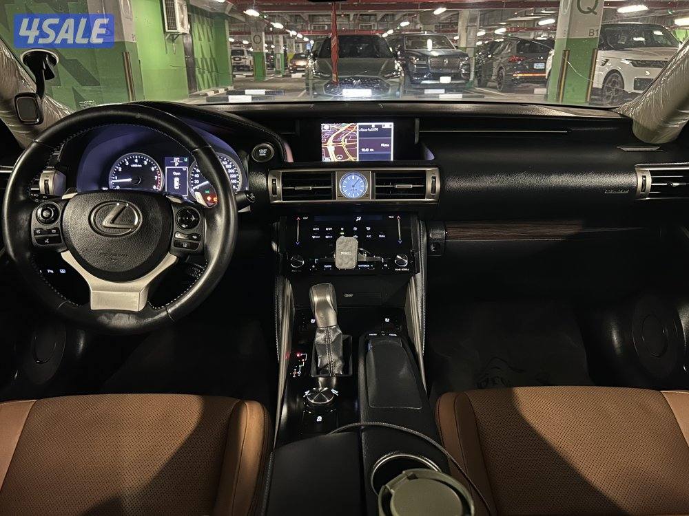 Lexus is 350-نظيفة جداً-كامل المواصفات-اعلى فئة-13