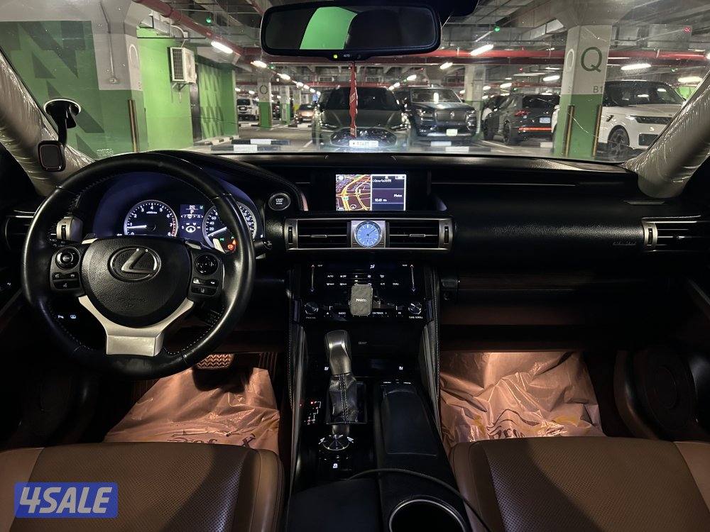 Lexus is 350-نظيفة جداً-كامل المواصفات-اعلى فئة-14