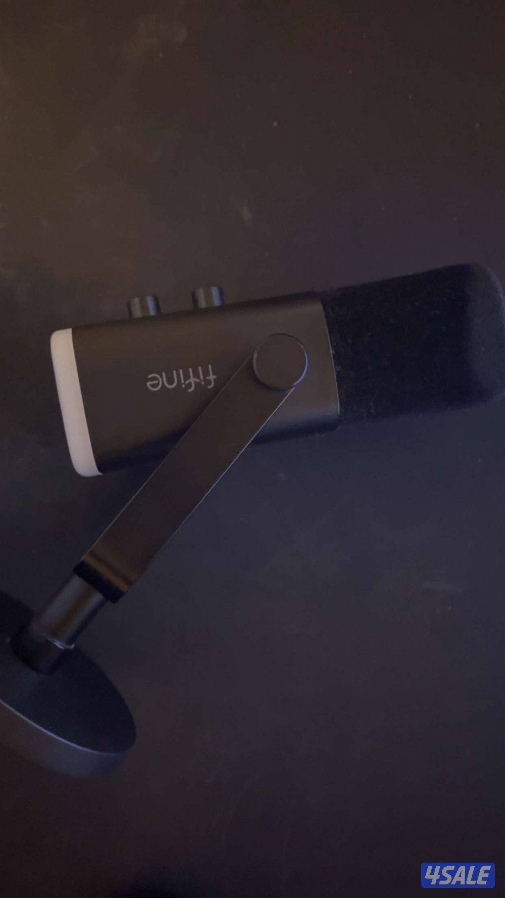 مايك ومكسر فيفاين يشتغلون مافيهم الا العافيه معاهم سلك  xlr1