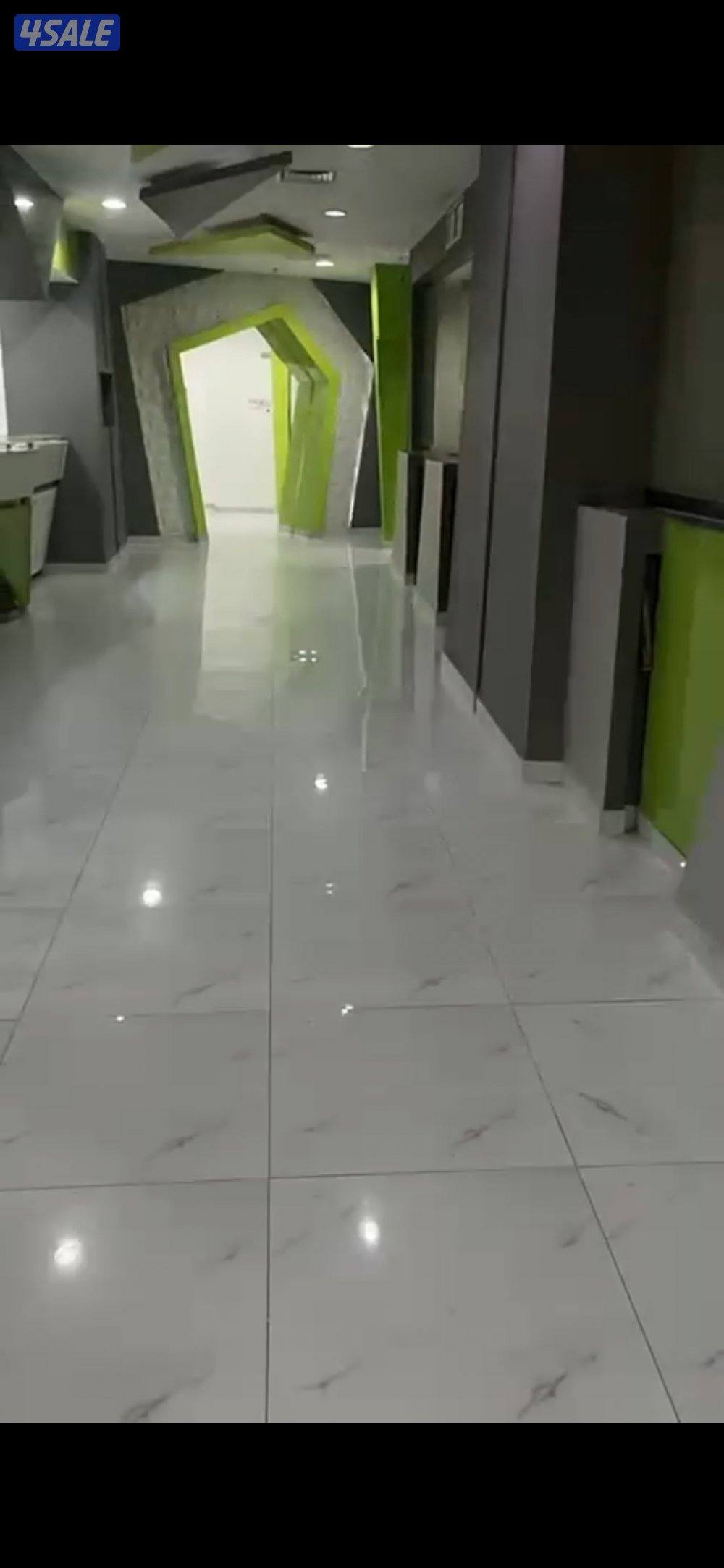 للايجار دور تجاري فخم على الشارع العام لمدخل الفروانية الرئيسي 800م8