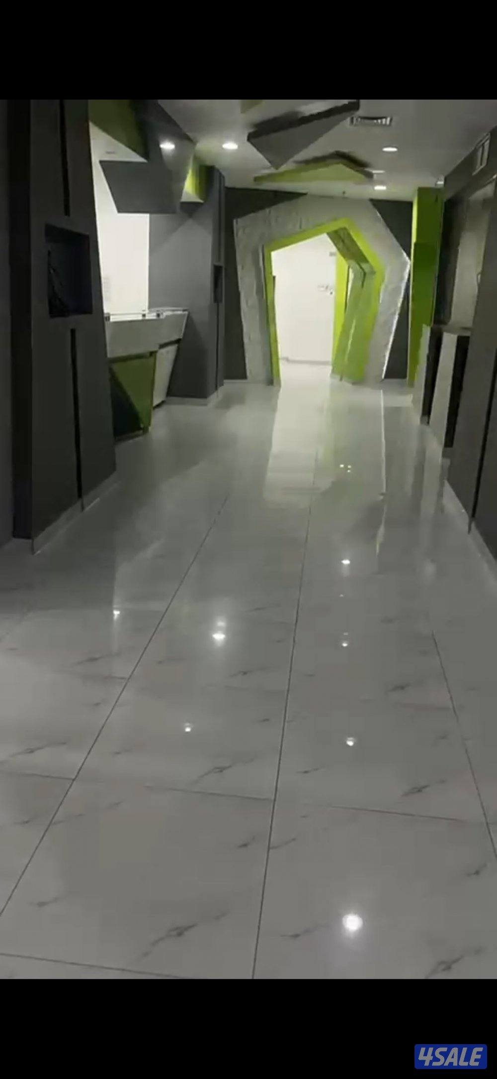 للايجار دور تجاري فخم على الشارع العام لمدخل الفروانية الرئيسي 800م9