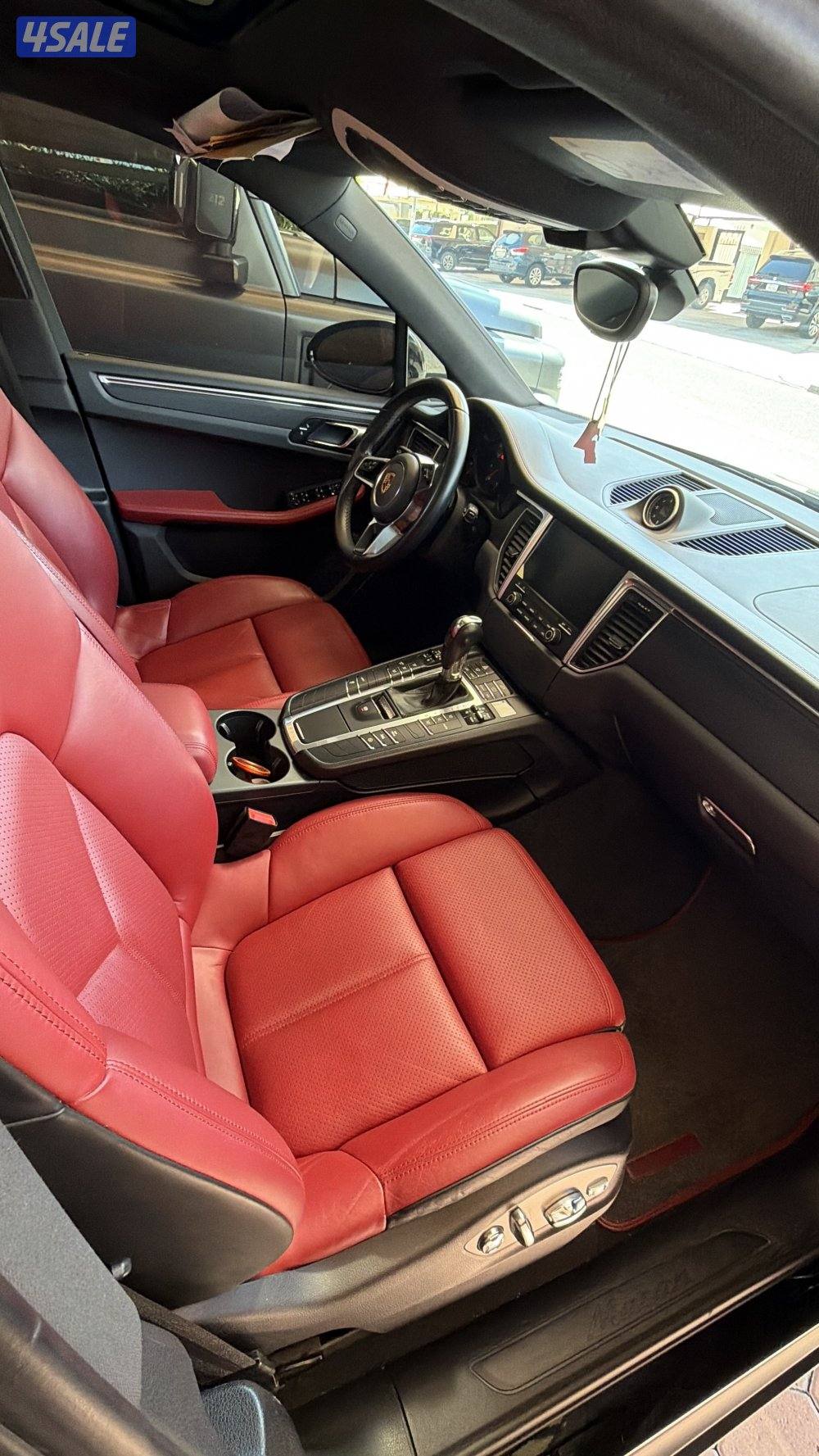 بورش اسود من داخل احمر موديل 2018  استعمال نظيف  ماشي 930009